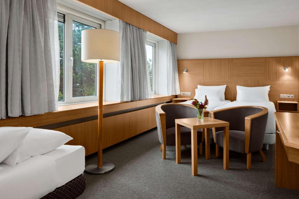 Postel nebo postele na pokoji v ubytování NH Noordwijk Conference Centre Leeuwenhorst