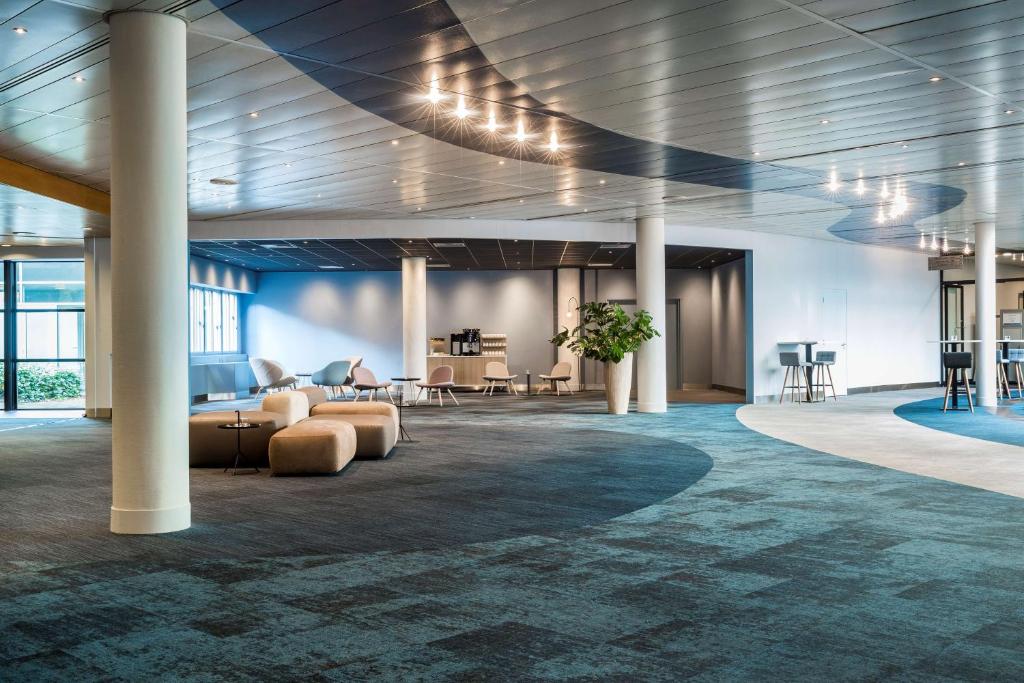 Bazén v ubytování NH Noordwijk Conference Centre Leeuwenhorst nebo v jeho okolí