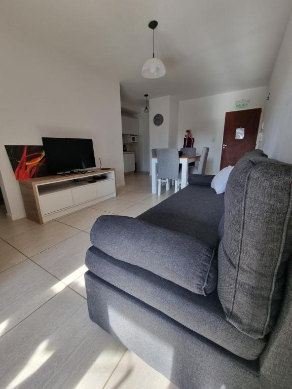 a living room with a couch and a tv at Neuquen Centro Departamento in Neuquén