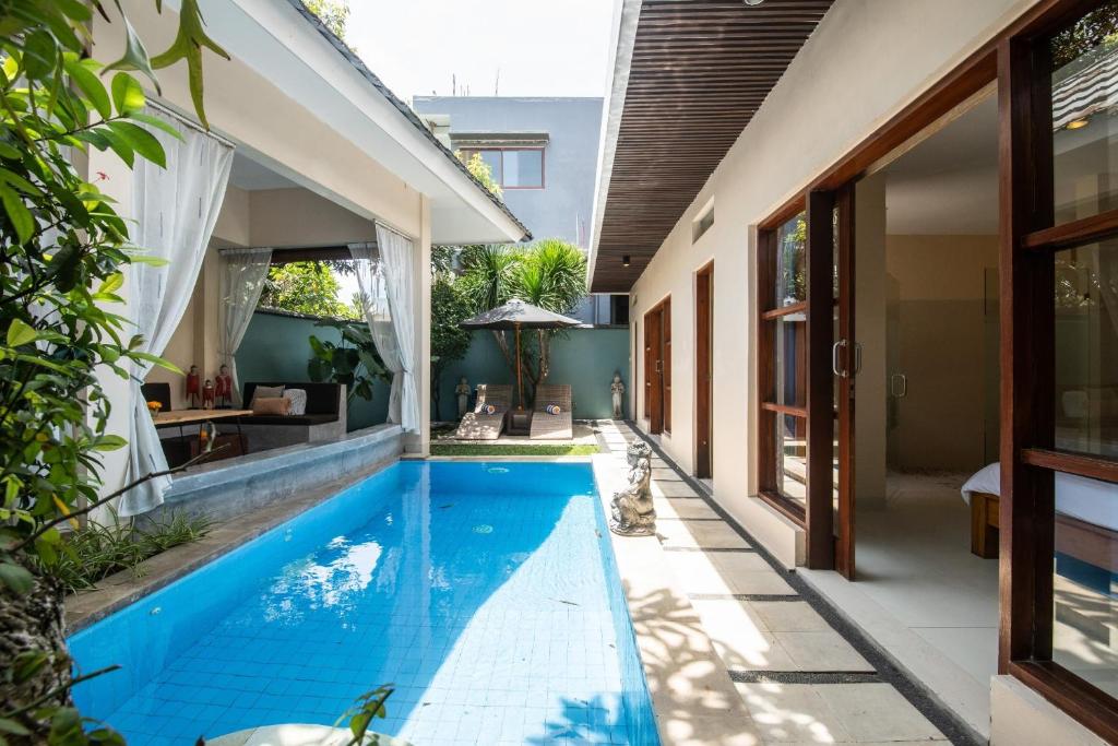 einen externen Blick auf einen Pool in einem Haus in der Unterkunft Mia Villa Canggu in Canggu