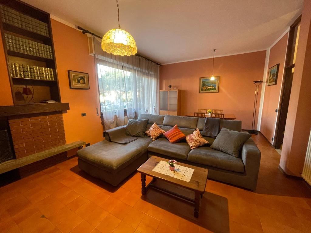 uma sala de estar com um sofá e uma mesa de centro em Casa Variante em Cannobio
