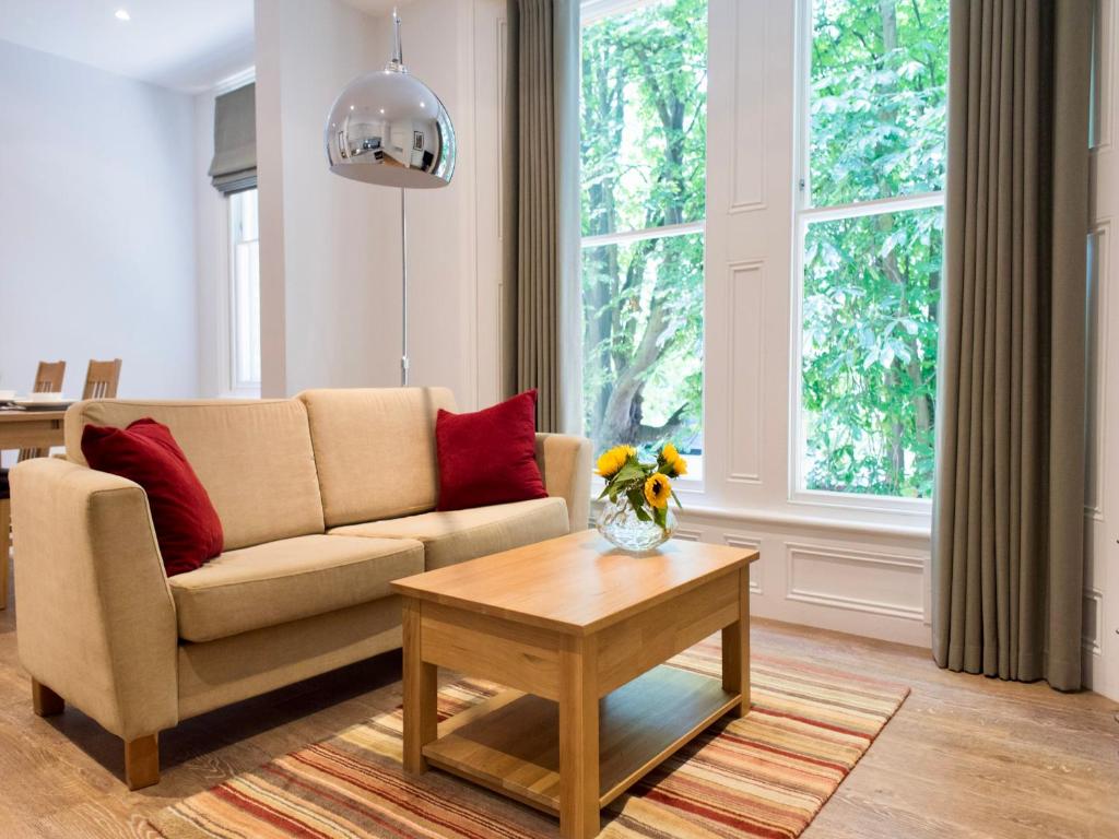 uma sala de estar com um sofá e uma mesa em Your Space Apartments - Jubilee House em Cambridge
