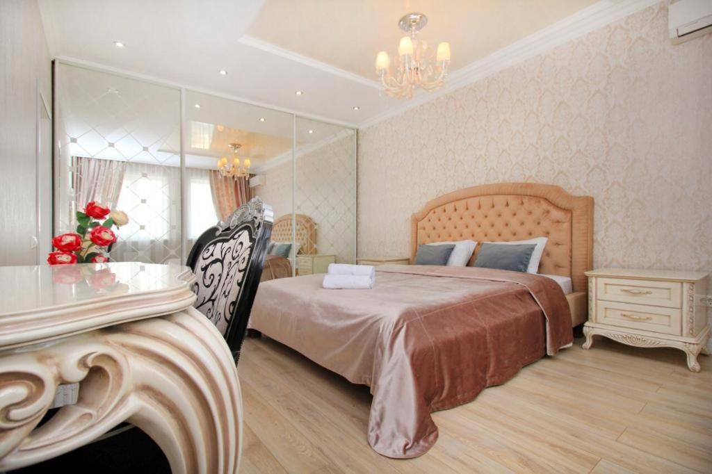 - une chambre avec un grand lit et un miroir dans l'établissement Двухкомнатные апартаменты ЖК Шахристан 213, à Almaty