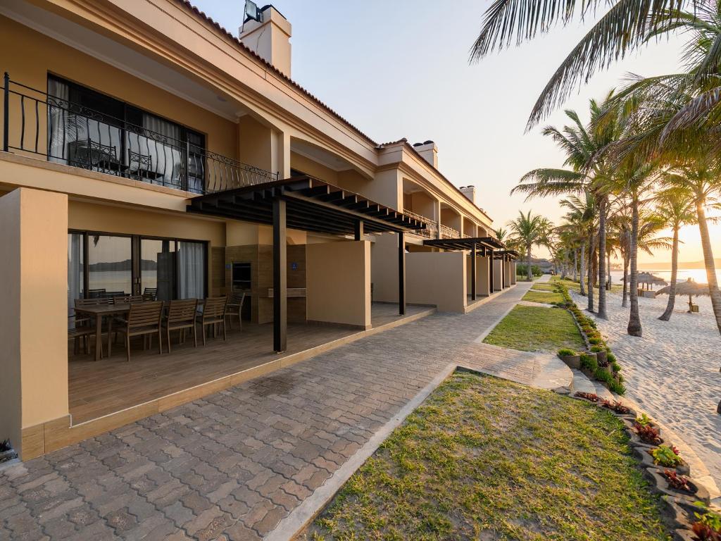 San Martinho Beach Club - Four Bedroom Duplex Apartment With Patio