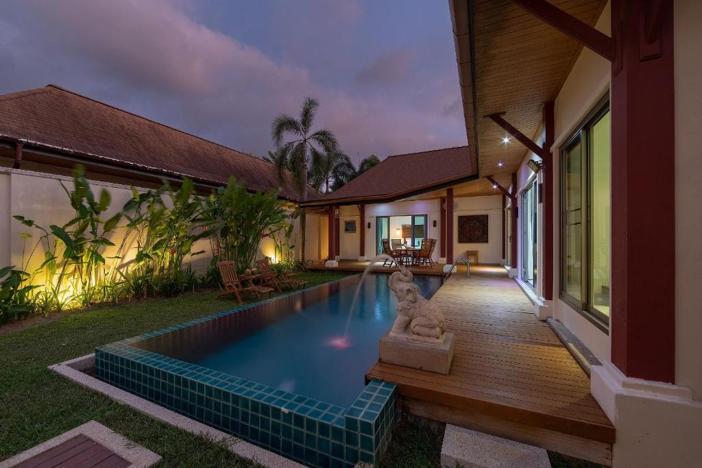 una casa con piscina al lado de una casa en Villa Kaheru | 3 bedroom priavate pool villa | Kokyang Estate, en Nai Harn Beach