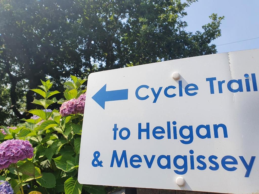 Una señal que dice ruta ciclista a Irlanda y México en Safari Tent, en Pentewan