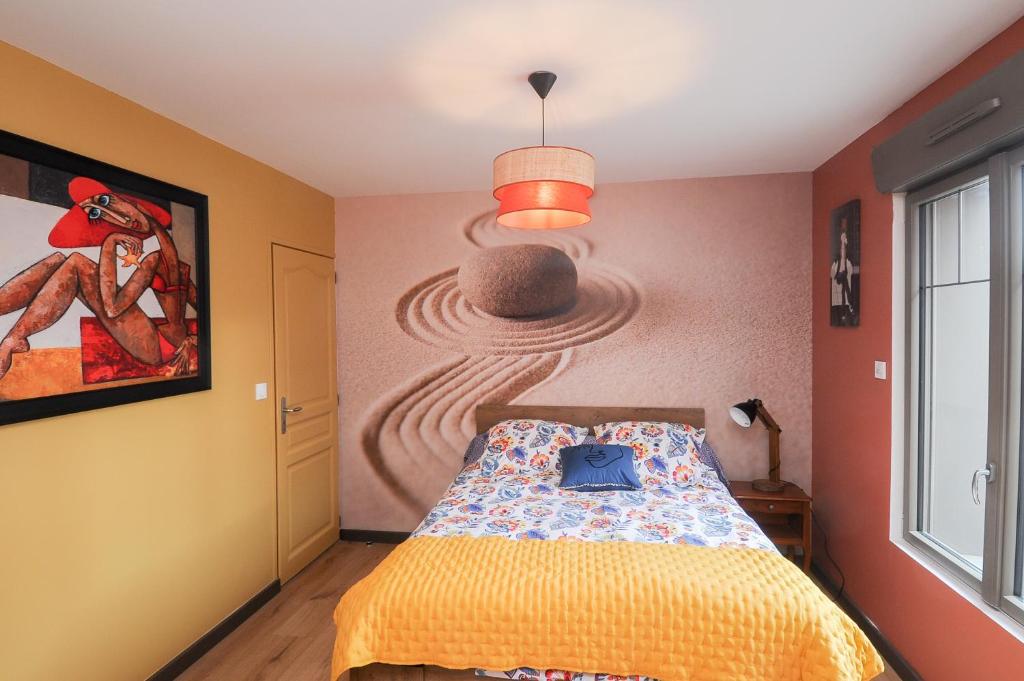 ein Schlafzimmer mit einem Bett und einem Wandgemälde in der Unterkunft GITE MELODIE + Sauna Extérieur in Gosnay