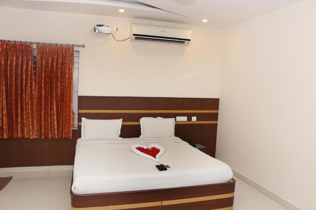 una camera da letto con un letto con un cuore sopra di Elgozo Hotel Dreams Parasise a Yercaud