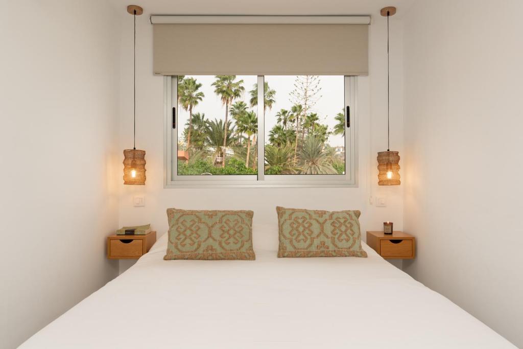 1 dormitorio con cama blanca y ventana en Mangata Gran Canaria - Adults Only, en San Agustín