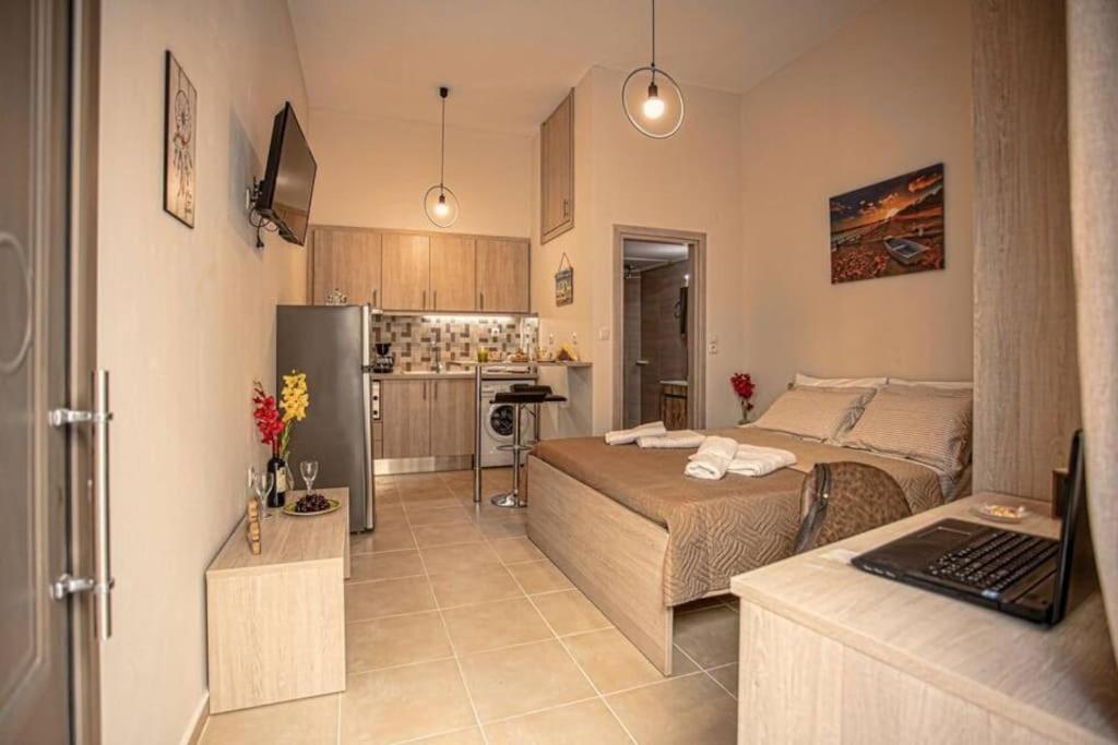 Il comprend une petite chambre avec un lit et une cuisine. dans l'établissement Galini Studio, next to the beach, à Réthymnon