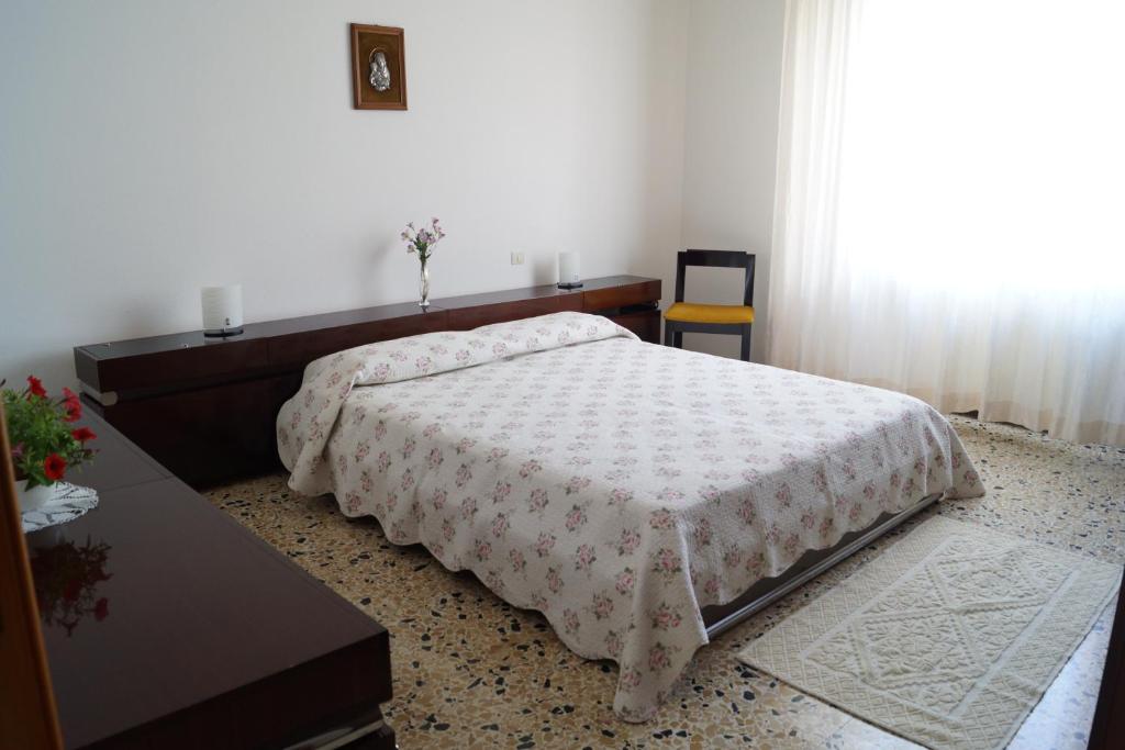 オリスターノにあるIl Melogranoのベッドルーム1室(ベッド1台、テーブル、窓付)