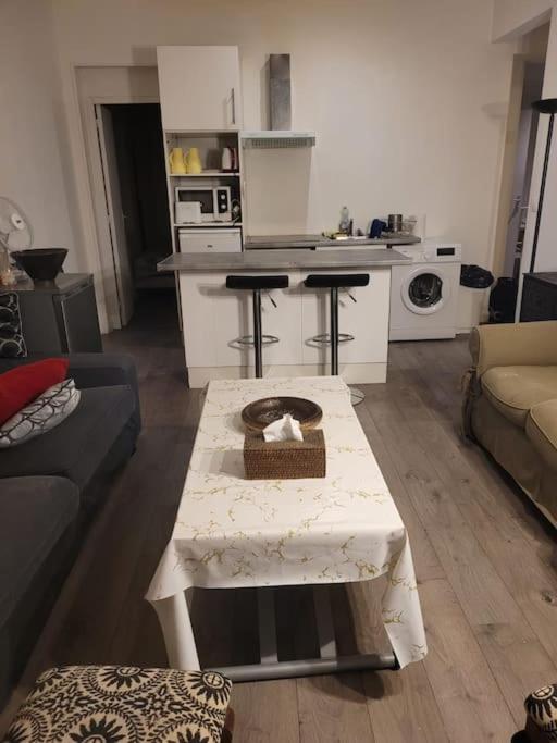 Photo de la galerie de l'établissement Appartement 2 chambres 1 salle de bain Paris 8eme Champs Elysées, à Paris