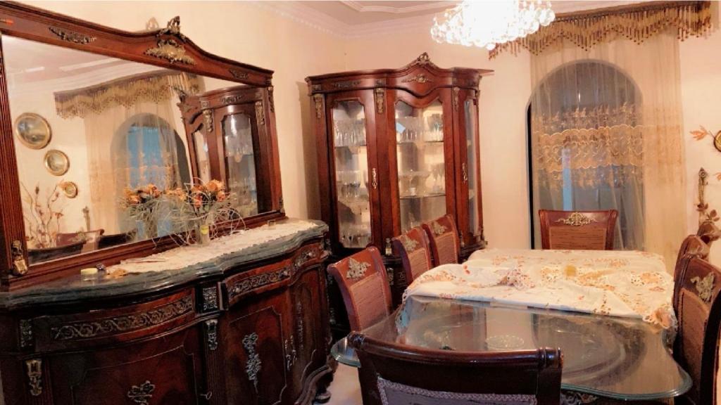 um quarto com uma cómoda, um espelho e uma mesa em شقه فندقيه الترا سوبر لوكس بارقي مناطق اسيوط em Assiut