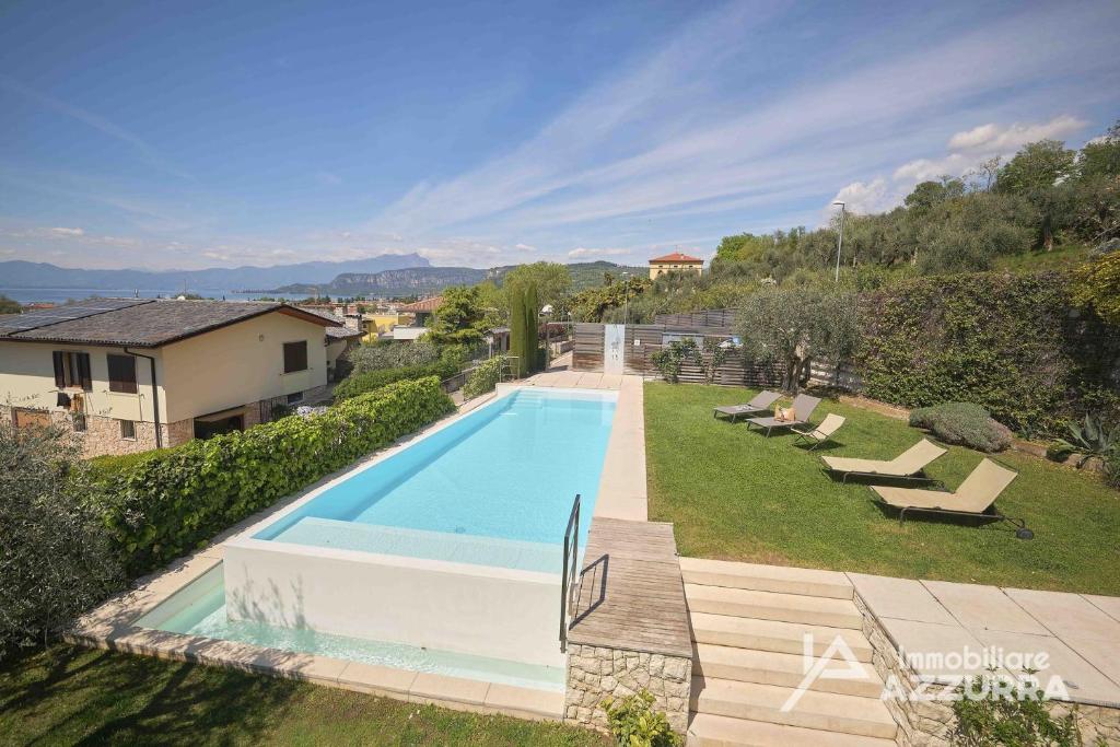 una piscina nel cortile di una casa di Villa Madabà - Immobiliare Azzurra a Bardolino