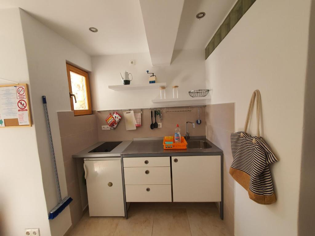 Il comprend une petite cuisine équipée d'un évier et d'une cuisinière. dans l'établissement Maison 2 chambres Olsavinia, à Kaštela