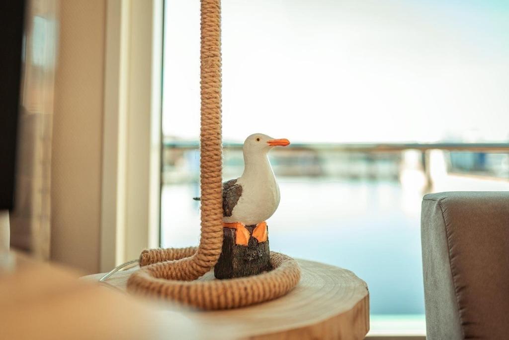 a toy duck on a rope stand on a table at Hausboot Möwenschiss in Klitten
