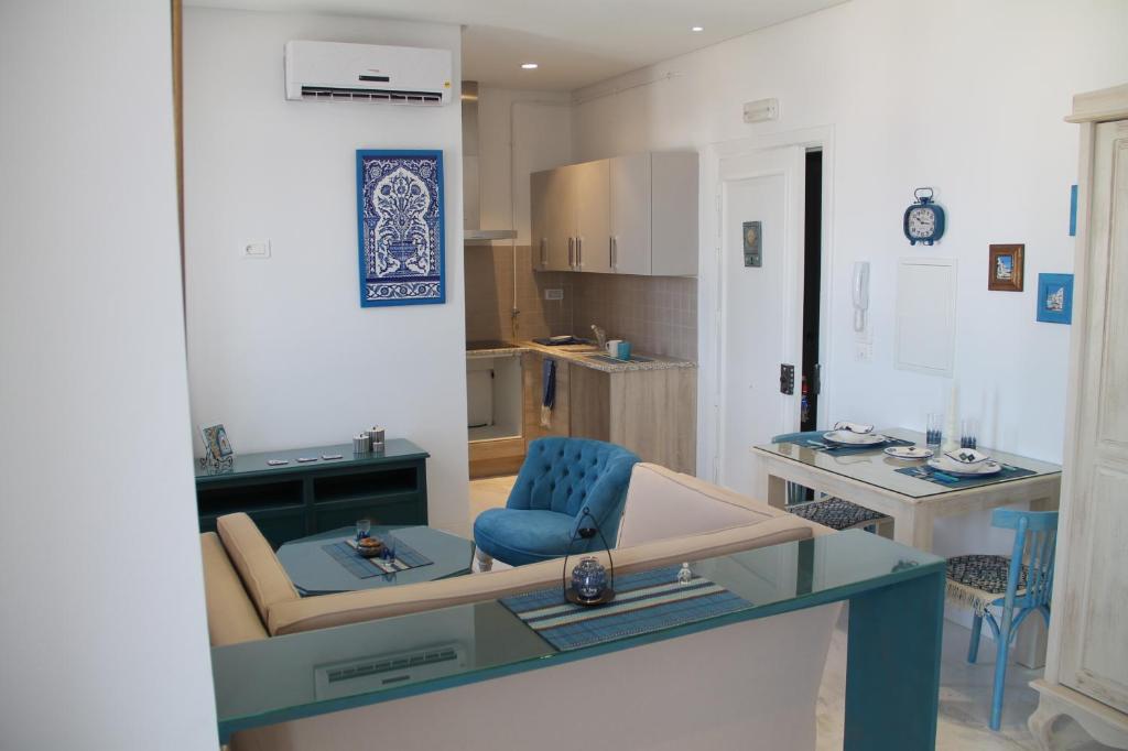 馬赫迪耶的住宿－Mahdia Azur，客厅配有蓝色椅子和桌子