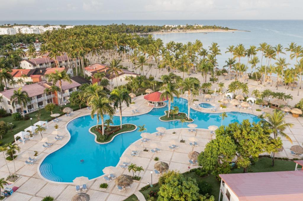 eine Luftansicht auf den Pool im Resort in der Unterkunft Bahia Principe Grand La Romana - All Inclusive in La Romana