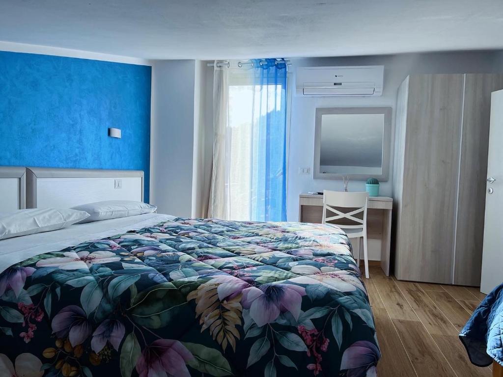 um quarto com uma cama grande e uma parede azul em B&b Niu Susu em Lanusei