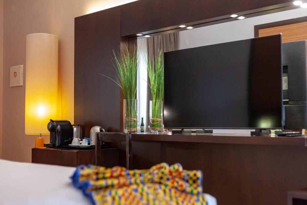 TV a/nebo společenská místnost v ubytování Pestana Tropico Ocean & City Hotel