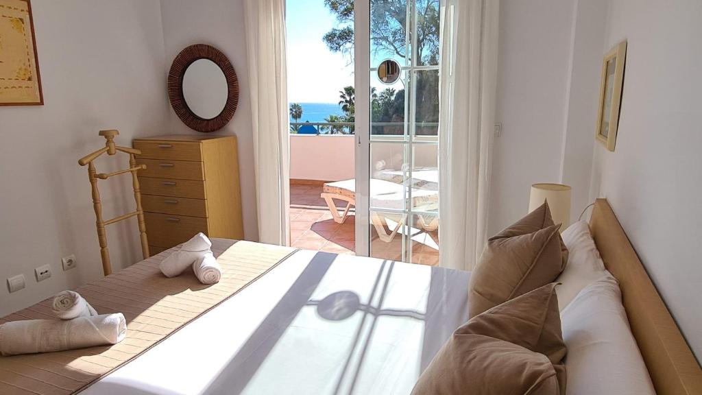 1 dormitorio con 1 cama y vistas al océano en Apartament Burriana Beach SilHouse en Nerja