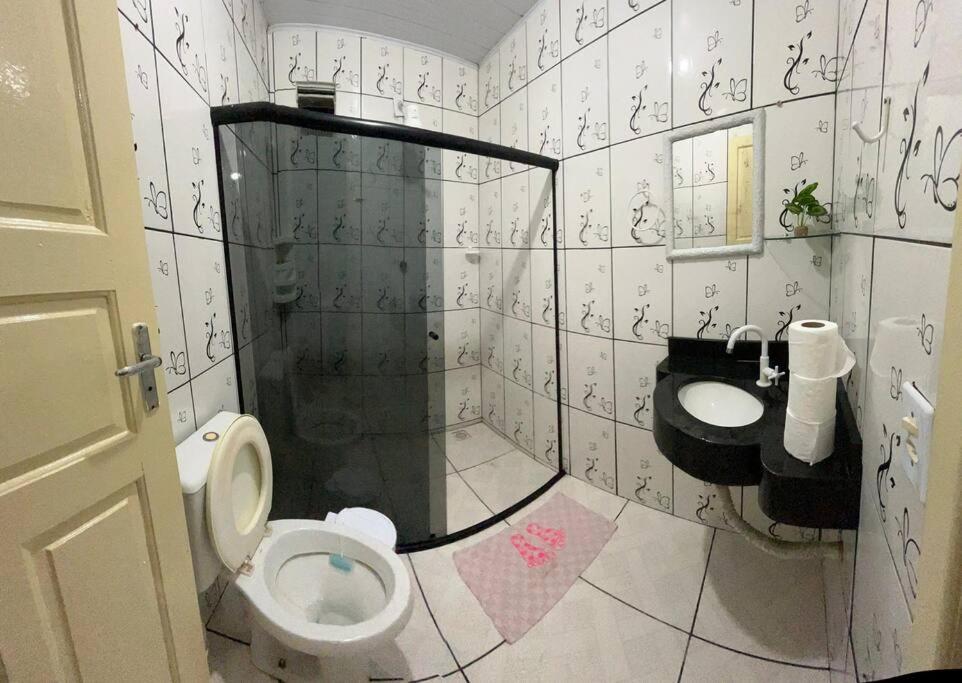 a bathroom with a toilet and a sink at Casa para temporada in Prado