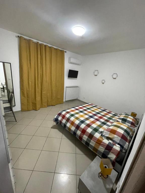 Un dormitorio con una cama y una mesa. en Terra Sole Monica Camera Sole, en Pontecorvo