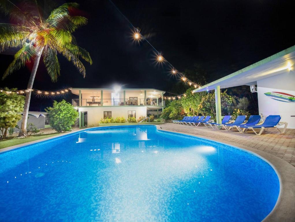 een zwembad voor een huis 's nachts bij 7br Massive Villa In Sosua - 2mins From Nightlife in Sosúa
