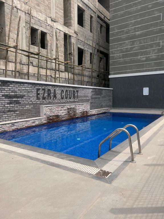 uma grande piscina azul em frente a um edifício em City View Apartments em Lekki
