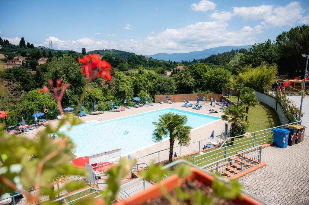 - une vue sur la piscine d'un complexe dans l'établissement Glamping Florence, à Troghi