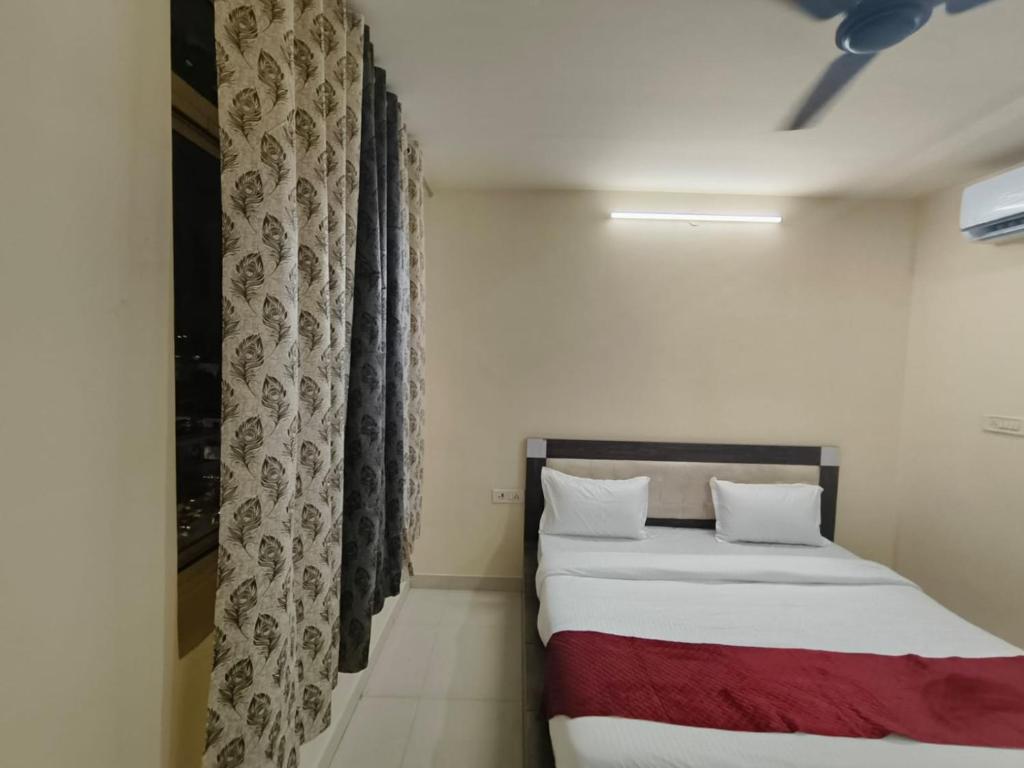 1 dormitorio con cama y cortina en Hotel Heritage Haveli en Jaipur