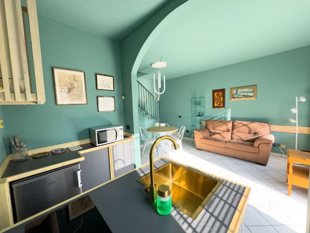 una cucina con lavandino e un soggiorno di OceanGroupApartments Mantova Cozy House a Mantova