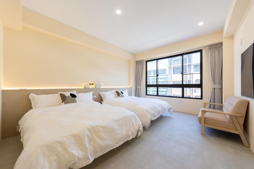 Una cama o camas en una habitación de 暮夏行旅 -新成屋-電梯-烤肉-預訂完成後務必聯繫再度確認 -可包棟