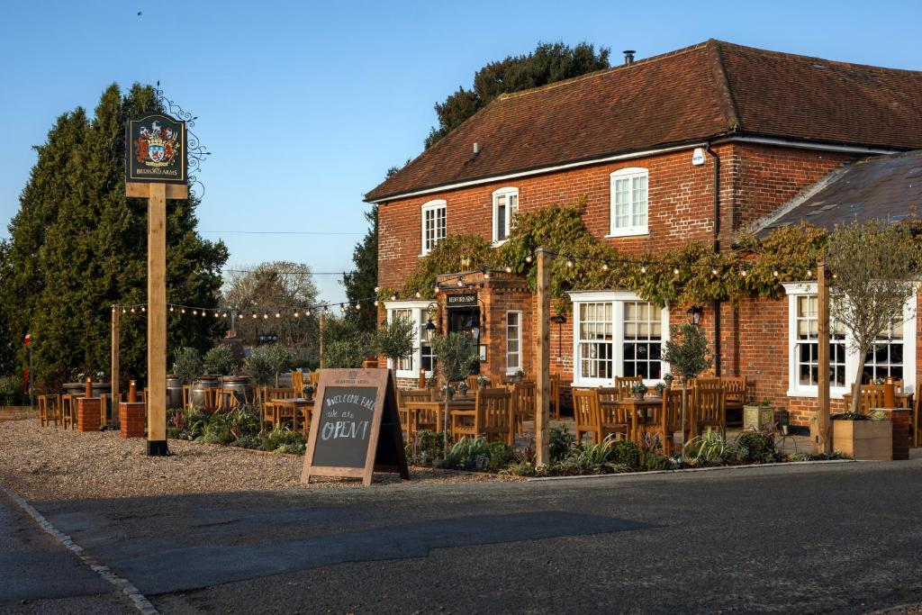 ein Gebäude mit einer Uhr und einem Schild davor in der Unterkunft Bedford Arms Hotel in Rickmansworth