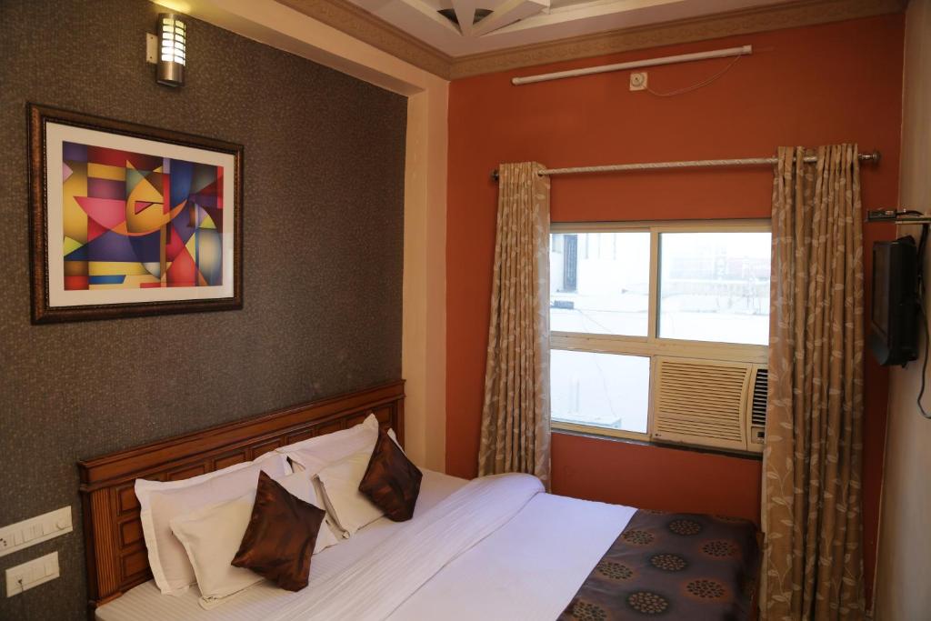 Hotel Meenakshi Udaipur - Family Preffered Hotel - ファン付きの標準的なダブルルーム