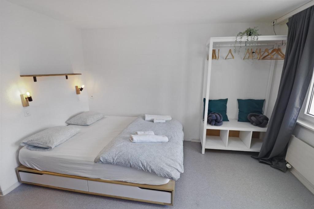 ein Schlafzimmer mit einem großen Bett und einem Spiegel in der Unterkunft Studio charmant avec vue imprenable in Saas-Fee