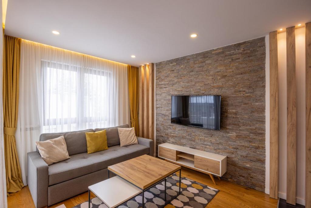 TV a/nebo společenská místnost v ubytování Apartments by BOR - BOR Hotel Complex