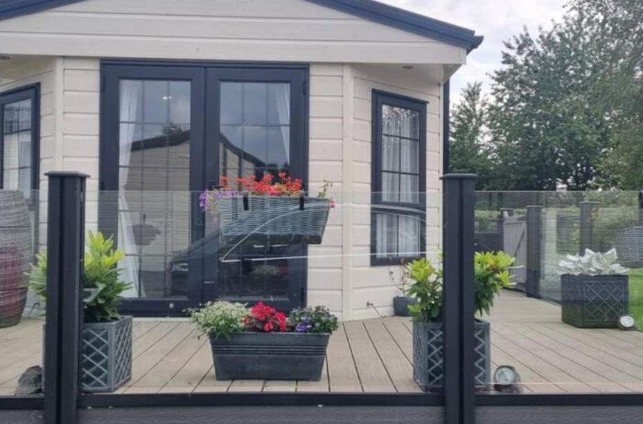 una casa con due piante in vaso su un portico di Yealands Delight a Warton