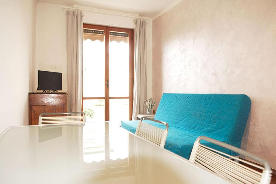 um quarto com uma cama com um lençol azul em Viareggio Seaside Apartment em Viareggio
