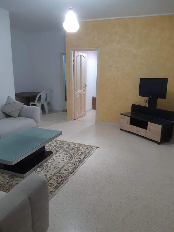 a living room with a couch and a tv at Logement entier : appartement s2 Gabès in Gabès