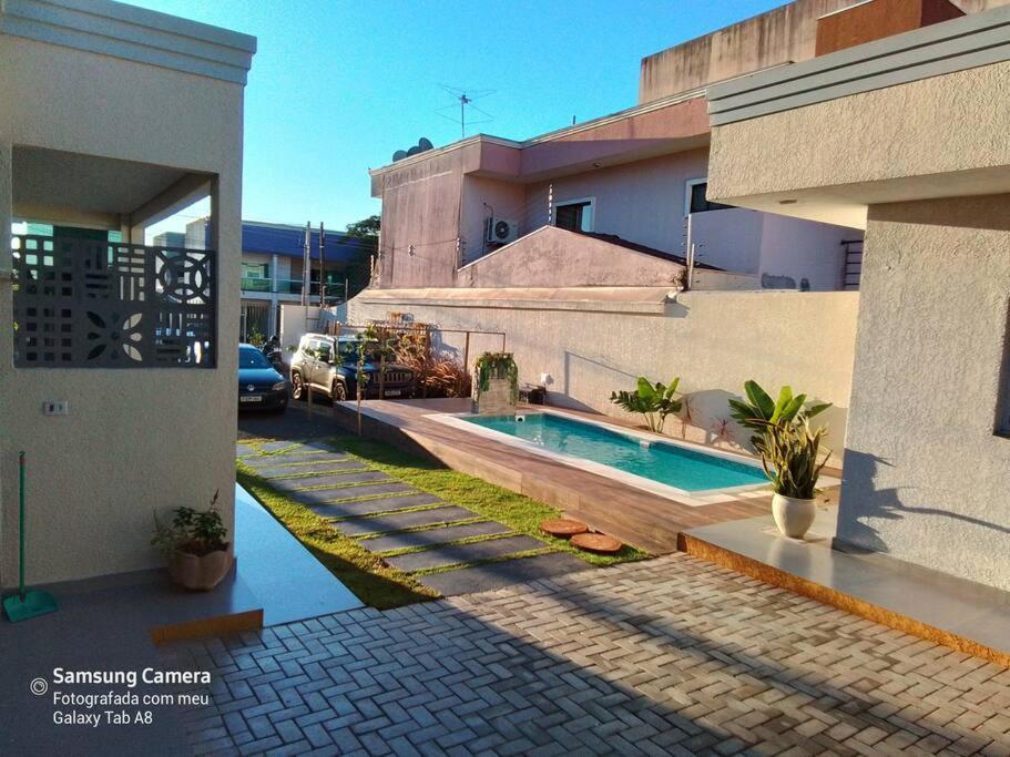 Bazén v ubytování Linda Casa a 30 metros da av das Cataratas nebo v jeho okolí