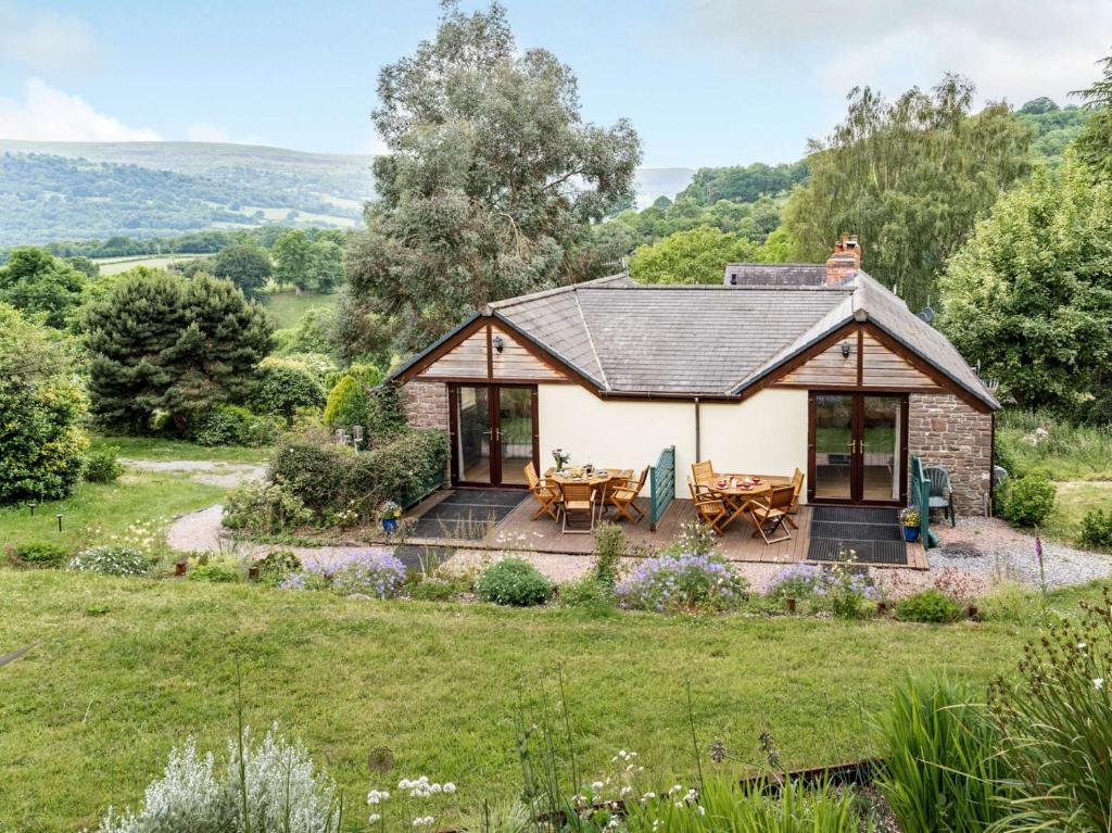 a cottage in the middle of a field with a table at 2 bed in Llangenny BN316 in Llangenny