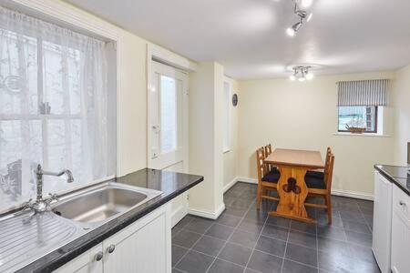 Kuchyň nebo kuchyňský kout v ubytování Host & Stay - Lavender Cottage