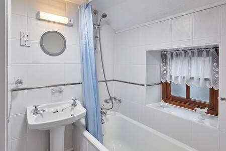 Koupelna v ubytování Host & Stay - Lavender Cottage