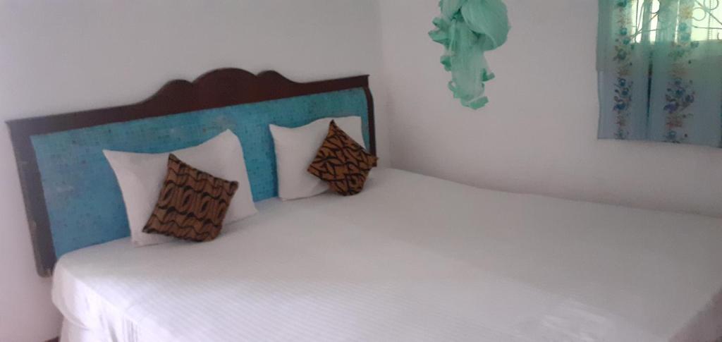 Postel nebo postele na pokoji v ubytování Nilaveli Beach Rooms