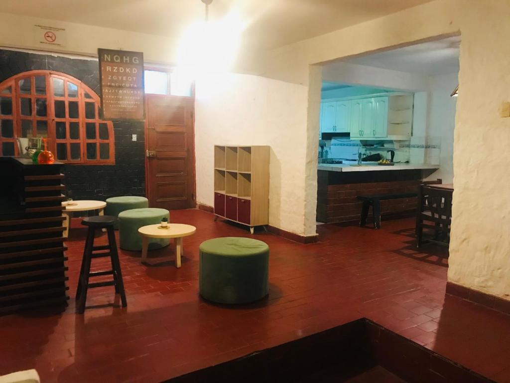 une chambre avec des tabourets verts et une cuisine dans l'établissement Casa Loquillo, à Punta Hermosa