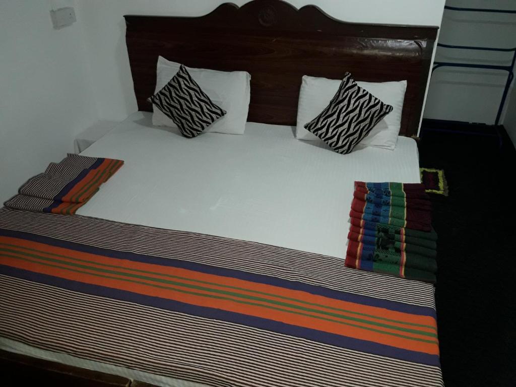 Postel nebo postele na pokoji v ubytování Nilaveli Beach Rooms