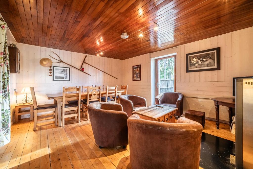 een kamer met een eetkamer met een tafel en stoelen bij Chalet authentique en vallée verte in Bogève