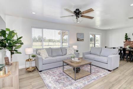 uma sala de estar com dois sofás e uma mesa em New Listing Country Property Pet Friendly W&D em Loomis