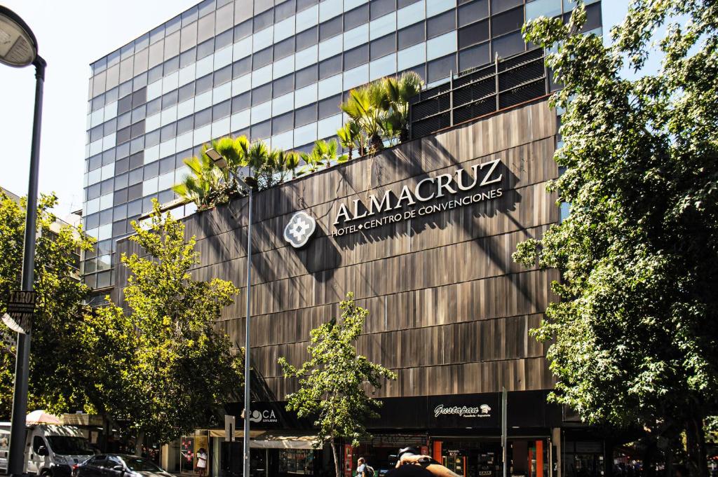 um edifício com um sinal na lateral em Almacruz Hotel y Centro de Convenciones (Ex Galerías) em Santiago